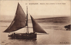 Honfleur Rentree d'un crevettier a maree basse à Honfleur