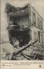 Carte postale ancienne Les Zeppelins Sur Paris La maison du brigadier Bidault
                                                                     à Paris
                                