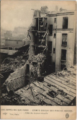 Carte postale ancienne Les Zeppelins Sur Paris Cote de maison eboule
                                                                     à Paris
                                