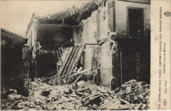 Les Zeppelins Sur Paris Interieur d'une maison