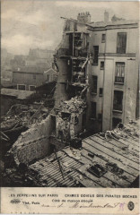 Carte postale ancienne Les Zeppelins Sur Paris Cote de maison eboule
                                                                     à Paris
                                