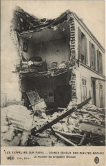 Carte postale ancienne Les Zeppelins Sur Paris La maison du brigadier Bidault
                                                                     à Paris
                                