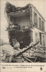Carte postale ancienne Les Zeppelins Sur Paris La maison du brigadier Bidault
                                                                     à Paris
                                