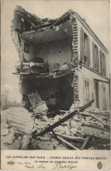 Carte postale ancienne Les Zeppelins Sur Paris La maison du brigadier Bidault
                                                                     à Paris
                                
