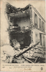 Carte postale ancienne Les Zeppelins Sur Paris La maison du brigadier Bidault
                                                                     à Paris
                                