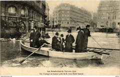 Paris Passage en bateau pres de la Gare Saint-Lazare Inondations 1910