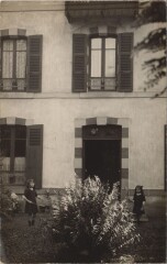 House Scene with Girls - Photo Pc.