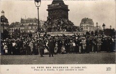 La Fête des Drapeaux (14 Juillet 1917) - Place de la Bastille, la foule attendant le défilé. à Paris 12e