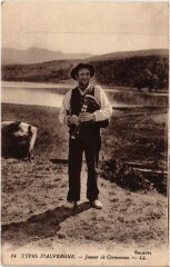 Types d'Auvergne - Joueur de Cornemuse