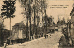 Lyons-la-Foret Le Vieux Chateau et la Poste