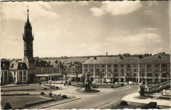 Evreux La Place de Gaulle et la Tour de l'Horloge