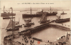 Le Havre La Jetee a l'heure de la Maree Ships