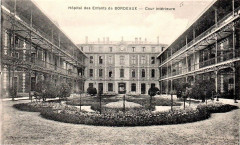 Bordeaux - Hôpital des Enfants - cour intérieure à Bordeaux