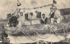 Servian Carte Photo Du Carnaval Avec Le Clocher De Servian Dans Le Fond à Servian