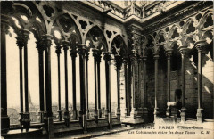 Paris 4e Notre-Dame - Les Colonnades entre les deux Tours -
																					75004 Paris 4e
																			
