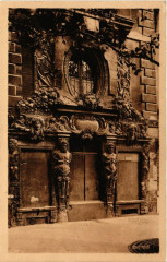 Paris 4e Ecole Massillon-Un détail de la Facade à Paris 4e
