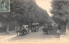 Trouville L'Avenue De Villers Un Jour De Courses
