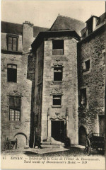 Dinan Interieur de la Cour de l'Hotel France à Dinan