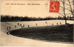 Carte postale ancienne Bois de Vincennes - Piste Municipale
                                                                     à Charenton-le-Pont
                                