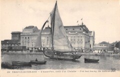 Trouville Sur Mer L'Avant Port Sortie D'Un Chalutier à Trouville-sur-Mer