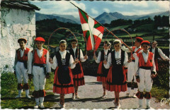 Danse des Arceaux Arku Dantza - Groupe Folklorique Garaztarrak -
													64 Pyrénées Atlantiques
												