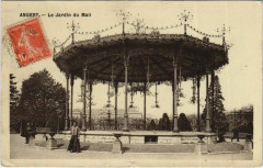 Angers Le Jardin du Mail et l'Eglise Saint-Pierre à Angers