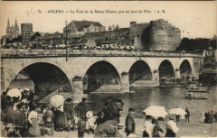 Angers Le Pont de la Basse-Chaine pris un Jour de Fete à Angers