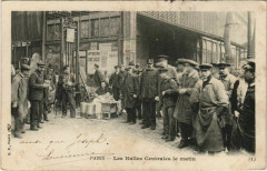 Carte postale ancienne Les Halles Centrales le matin
                                                                     à Paris 1er
                                