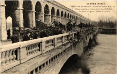 Paris Inondé - Déversement forcé des ordures dans la Seine au Point-du-Jour - Viaduc d'Auteuil à Paris 16e