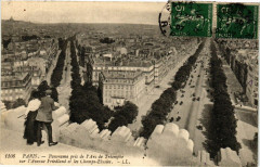 Panorama pris de l'Arc de Triomphe sur l'Avenue Friedland et les Champs-Elysées à Paris 16e