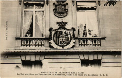 Paris 8e Le Roi derriere les Fenetres de l'Ambassade sourit a la à Paris 8e