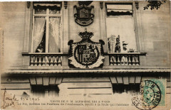Paris 8e Le Roi derriere les Fenetres de l'Ambassade sourit a la à Paris 8e
