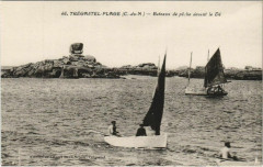 Tregastel Plage - Bateaux de Peche devant le De -
													22 Côtes d'Armor
												