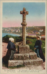Perros-Guirec Bretonnes en Priere au Calvaire de Trestraou à Perros-Guirec