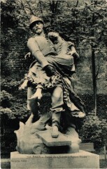 Statue de Sauvée Square Violet à Paris 15e