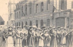 Carte postale ancienne Sortie de l'Ecole Professionnelle rue de la Tombe-Issoire
                                                                     à Paris 14e
                                