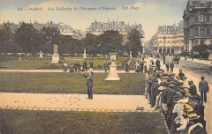 Carte postale ancienne Les Tuileries, le Charmeur d'Oiseaux
                                                                     à Paris 1er
                                