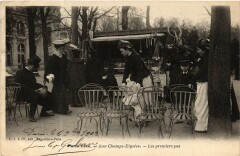 Paris Vecu. Aux Champs-Elysees. Les pemiers pas