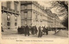 Paris Vecu. Avenue des Champs-Elysees. Les Promeneurs