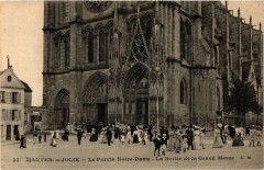 Mantes-le-Jolie - Le Parvis N.-D. - La Sortie de la Grand