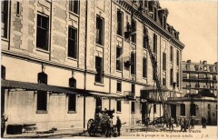 Carte postale ancienne Paris Sapeurs-Pompiers Firefighters manoeuvres de la pompe
                                                                     à Paris 20e
                                
