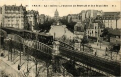 Le « métro », l'avenue de Breteuil et les Invalides à Paris 15e