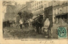 Carte postale ancienne Paris Vecu. Aux Halles. Enlevement des detritus
                                                                     à Paris 1er
                                