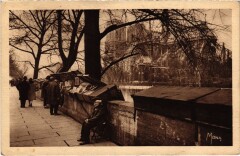 Carte postale ancienne Paris Petits Metiers Un Bouquiniste
                                                                     à Paris 4e
                                