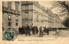 Paris Vecu. L'Avenue des Champs-Elysees. Les Promeneurs