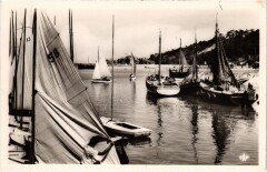 Houlgate Bateaux a Voile Prenant la Mer à Houlgate