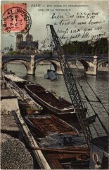 Paris 5e Une berge de debarquement Quai de la Tournelle à Paris 5e