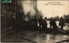 Carte postale ancienne Paris Petits Metiers Sapeurs-Pompiers Firefighters Inondation
                                                                     à Paris
                                