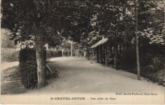 Chatel Guyon une allee du Parc