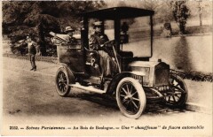 Carte postale ancienne Paris au Bois de Boulogne une chauffeuse Transport
                                